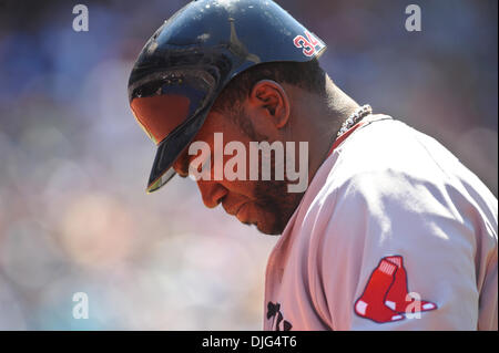 10. Juli 2010 - Toronto, Ontario, Kanada - 10. Juli 2010: Red Sox Designated Hitter David Ortiz (34) geht aus dem Feld nach Futter um im 6. Inning zu zentrieren. Die Toronto Blue Jays besiegt Boston Red Sox-9 - 5 im Rogers Centre in Toronto, Ontario... Obligatorische Credit: Geoff Bolte / Southcreek Global (Kredit-Bild: © Southcreek Global/ZUMApress.com) Stockfoto