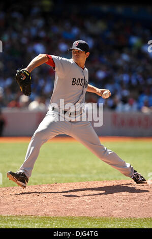 10. Juli 2010 - Toronto, Ontario, Kanada - 10. Juli 2010: Red Sox Schmerzmittel Dustin Richardson (62) liefert einen Stellplatz im sechsten Inning. Die Toronto Blue Jays besiegt Boston Red Sox-9 - 5 im Rogers Centre in Toronto, Ontario... Obligatorische Credit: Geoff Bolte / Southcreek Global (Kredit-Bild: © Southcreek Global/ZUMApress.com) Stockfoto