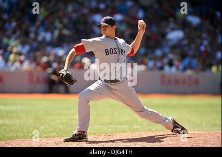 10. Juli 2010 - Toronto, Ontario, Kanada - 10. Juli 2010: Red Sox Schmerzmittel Dustin Richardson (62) liefert einen Stellplatz im sechsten Inning. Die Toronto Blue Jays besiegt Boston Red Sox-9 - 5 im Rogers Centre in Toronto, Ontario... Obligatorische Credit: Geoff Bolte / Southcreek Global (Kredit-Bild: © Southcreek Global/ZUMApress.com) Stockfoto