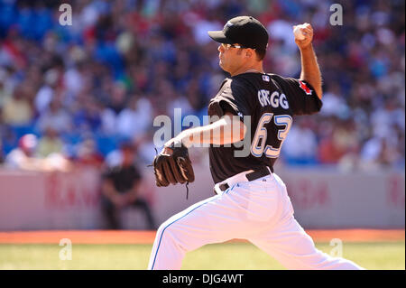 10. Juli 2010 - Toronto, Ontario, Kanada - 10. Juli 2010: Blue Jays näher Kevin Gregg (63) liefert einen Stellplatz im neunten Inning während Samstag Baseball-Spiel. Die Toronto Blue Jays besiegt Boston Red Sox-9 - 5 im Rogers Centre in Toronto, Ontario... Obligatorische Credit: Geoff Bolte / Southcreek Global (Kredit-Bild: © Southcreek Global/ZUMApress.com) Stockfoto