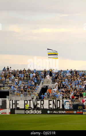 10. Juli 2010 - Chester, Pennsylvania, Vereinigte Staaten von Amerika - 10. Juli 2010: Philadelphia Union-Fans Anfeuern ihres Teams von '' The River'' Anhänger Endquerschnitt während des Spiels gegen die San Jose Earthquakes im PPL Park in Chester, PA Die Union verloren 2: 1. Obligatorische Credit: Kate McGovern / Southcreek Global (Kredit-Bild: © Southcreek Global/ZUMApress.com) Stockfoto