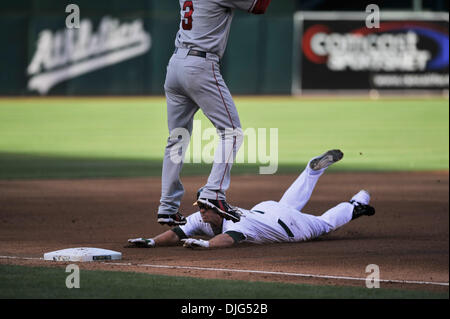 10. Juli 2010 - Oakland, CA, USA - 9. Juli 2010; Oakland, Kalifornien, USA; Oakland A SS Cliff Pennington (2) Folien in 3rd. Die Leichtathletik schlagen die Engel 15-1. (Kredit-Bild: © Scott Beley/Southcreek Global/ZUMApress.com) Stockfoto