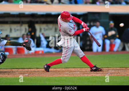 10. Juli 2010 - Oakland, CA, USA - 9. Juli 2010; Oakland, Kalifornien, USA; LA Angels Outfielder Reggie Willits (77) Fledermäuse im Samstag-Spiel.  Die Leichtathletik schlagen die Engel 15-1. (Kredit-Bild: © Scott Beley/Southcreek Global/ZUMApress.com) Stockfoto