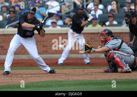 11. Juli 2010 - Flushing, New York, Vereinigte Staaten von Amerika - 11. Juli 2010: New York Mets Catcher Josh Thole (#30) siehe ist der Streik. Atlanta Braves Catcher Brian McCann (#16) bekommt den Ball während des Spiels am Citifield. Die Mets besiegte die Braves 3-0. . Obligatorische Credit: Anthony Gruppuso / Southcreek Global (Kredit-Bild: © Southcreek Global/ZUMApress.com) Stockfoto