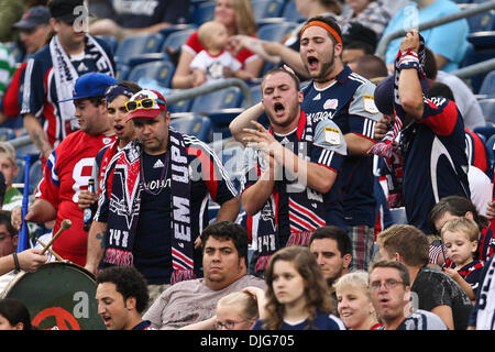 12. Juli 2010 - Foxboro, Massachusetts, Vereinigte Staaten von Amerika - 10. Juli 2010: New England Revolution-Fans zeigen ihre Unterstützung für die Heimmannschaft beim Lochspiel gegen die Los Angeles Galaxy im Gillette Stadium in Foxboro, Massachusetts... Obligatorische Credit: Markieren Sie Box / Southcreek Global (Kredit-Bild: © Southcreek Global/ZUMApress.com) Stockfoto