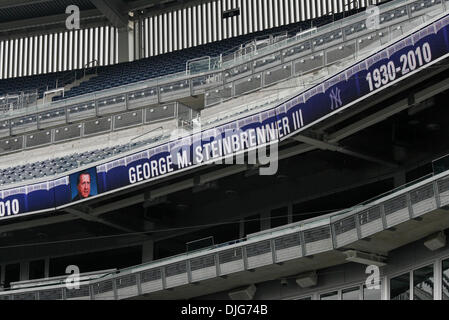 13. Juli 2010 stirbt - Bronx, New York, USA - Yankee-Stadion am Tag George M. Steinbrenner III, Haupteigentümer von den New York Yankees-Franchise. Bild: Innenraum Banner von George. (Kredit-Bild: © Engel Chevrestt/ZUMApress.com) Stockfoto