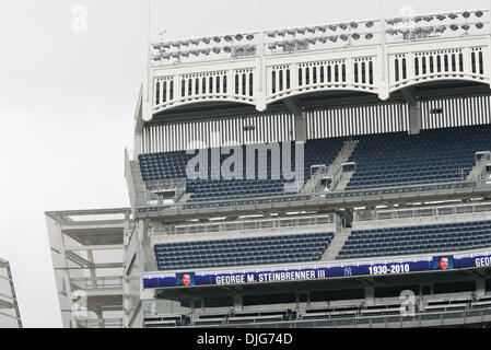 13. Juli 2010 stirbt - Bronx, New York, USA - Yankee-Stadion am Tag George M. Steinbrenner III, Haupteigentümer von den New York Yankees-Franchise. Bild: Innenraum Banner von George. (Kredit-Bild: © Engel Chevrestt/ZUMApress.com) Stockfoto