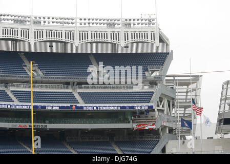 13. Juli 2010 stirbt - Bronx, New York, USA - Yankee-Stadion am Tag George M. Steinbrenner III, Haupteigentümer von den New York Yankees-Franchise. Bild: Innenraum Banner von George. (Kredit-Bild: © Engel Chevrestt/ZUMApress.com) Stockfoto