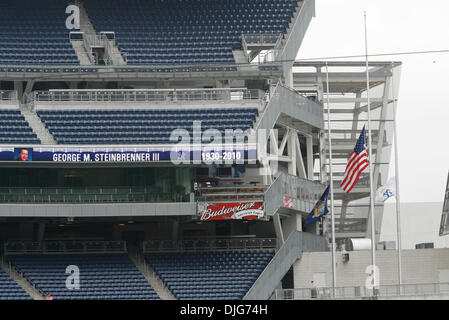 13. Juli 2010 stirbt - Bronx, New York, USA - Yankee-Stadion am Tag George M. Steinbrenner III, Haupteigentümer von den New York Yankees-Franchise. Bild: Innenraum Banner von George. (Kredit-Bild: © Engel Chevrestt/ZUMApress.com) Stockfoto