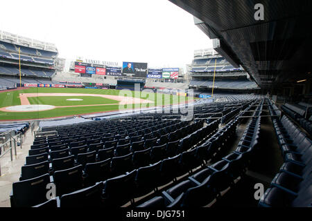 13. Juli 2010 stirbt - Bronx, New York, USA - Yankee-Stadion am Tag George M. Steinbrenner III, Haupteigentümer von den New York Yankees-Franchise. Bild: Innenraum Foto von George am Großbildschirm "The Boss." (Kredit-Bild: © Engel Chevrestt/ZUMApress.com) Stockfoto