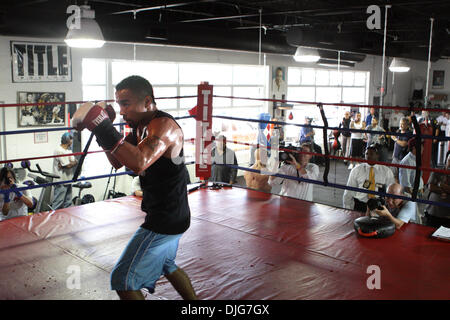 14. Juli 2010 - Dallas, Texas, USA - leichte Boxer ROCKY JUAREZ klappt für die Medien und Fans in der Maple Street Boxing Gym in Vorbereitung für seinen Kampf am 31 Juli in Las Vegas gegen Jorge Linares.  (Kredit-Bild: © Robert Hughes/ZUMApress.com) Stockfoto