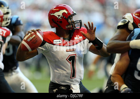 14. Juli 2010 - Toronto, Ontario, Kanada - 14. Juli 2010: Calgary Stampeders quarterback Henry Burris (1) im Spiel Kampf gegen Toronto Argonauten im Rogers Centre in Toronto, Ontario. Obligatorische Credit: Anson Hung / Southcreek Global. (Kredit-Bild: © Southcreek Global/ZUMApress.com) Stockfoto