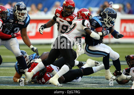 14. Juli 2010 - Toronto, Ontario, Kanada - 14. Juli 2010: Calgary Stampeders defensive back Brandon Smith (28) und Toronto Argonauten Runningback Cory Boyd (3) in Spielaktion im Rogers Centre in Toronto, Ontario. Obligatorische Credit: Anson Hung / Southcreek Global. (Kredit-Bild: © Southcreek Global/ZUMApress.com) Stockfoto