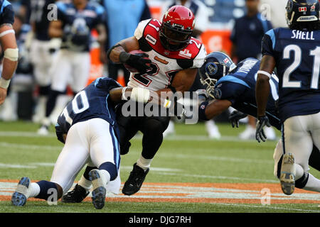 14. Juli 2010 - Toronto, Ontario, Kanada - 14. Juli 2010: Calgary Stampeders Running Joffrey Reynolds (21) von Toronto Argonauten Safety Willie Pile (10) an das Rogers Centre in Toronto, Ontario in Angriff genommen wird. Obligatorische Credit: Anson Hung / Southcreek Global. (Kredit-Bild: © Southcreek Global/ZUMApress.com) Stockfoto
