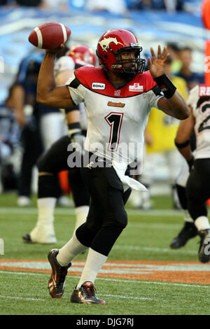 14. Juli 2010 - Toronto, Ontario, Kanada - 14. Juli 2010: Calgary Stampeders Quarterback Henry Burris (1) wirft den Ball gegen die Toronto Argonauts auf das Rogers Centre in Toronto, Ontario. Obligatorische Credit: Anson Hung / Southcreek Global. (Kredit-Bild: © Southcreek Global/ZUMApress.com) Stockfoto