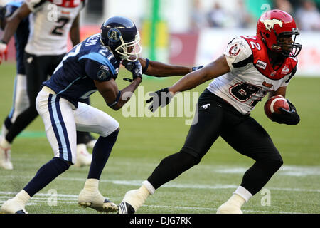 14. Juli 2010 - Toronto, Ontario, Kanada - 14. Juli 2010: Calgary Stampeders defensive Lineman Tearrius George (91) vermeidet das Tackle von Toronto Argonauten defensive zurück Samuel Joseph (27) im Rogers Centre in Toronto, Ontario. Obligatorische Credit: Anson Hung / Southcreek Global. (Kredit-Bild: © Southcreek Global/ZUMApress.com) Stockfoto