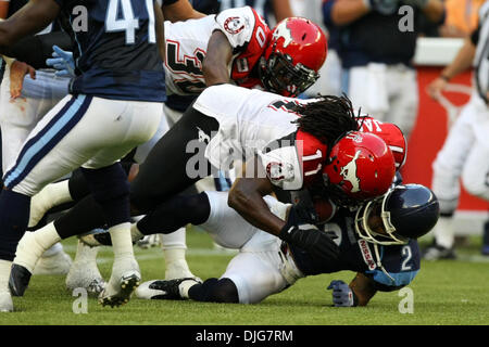 14. Juli 2010 - Toronto, Ontario, Kanada - 14. Juli 2010: Toronto Argonauten Wide Receiver Wache Tschad Owens (2) von Calgary Stampeders Cochran Malik Jackson (11) im Rogers Centre in Toronto, Ontario in Angriff genommen wird. Obligatorische Credit: Anson Hung / Southcreek Global. (Kredit-Bild: © Southcreek Global/ZUMApress.com) Stockfoto