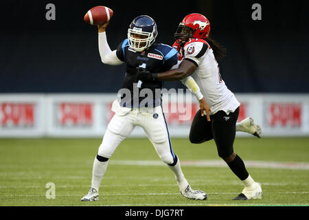 14. Juli 2010 - Toronto, Ontario, Kanada - 14. Juli 2010: von Calgary Stampeders Cochran Malik Jackson (11) im Rogers Centre in Toronto, Ontario ist Toronto Argonauten Quarterback Cleo Lemon (1) in Angriff genommen. Obligatorische Credit: Anson Hung / Southcreek Global. (Kredit-Bild: © Southcreek Global/ZUMApress.com) Stockfoto