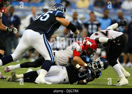 14. Juli 2010 - Toronto, Ontario, Kanada - 14. Juli 2010: Calgary Stampeders defensive zurück Wes Lysack (31) einen Zweikampf in einem Spiel gegen die Toronto Argonauts im Rogers Centre in Toronto, Ontario macht. Obligatorische Credit: Anson Hung / Southcreek Global. (Kredit-Bild: © Southcreek Global/ZUMApress.com) Stockfoto