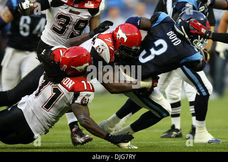 14. Juli 2010 - Toronto, Ontario, Kanada - 14. Juli 2010: Toronto Argonauten Runningback Cory Boyd (3) durch Calgary Stampeders defensive Lineman Tom Johnson (77) in das Rogers Centre in Toronto, Ontario in Angriff genommen wird. Obligatorische Credit: Anson Hung / Southcreek Global. (Kredit-Bild: © Southcreek Global/ZUMApress.com) Stockfoto