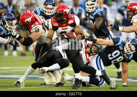 14. Juli 2010 - Toronto, Ontario, Kanada - 14. Juli 2010: Calgary Stampeders Runningback Joffrey Reynolds (21) nimmt die Kugel Upfield im Rogers Centre in Toronto, Ontario. Obligatorische Credit: Anson Hung / Southcreek Global. (Kredit-Bild: © Southcreek Global/ZUMApress.com) Stockfoto