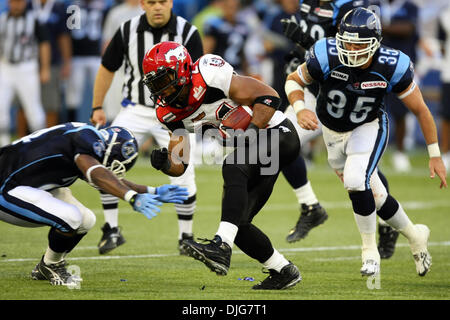 14. Juli 2010 - Toronto, Ontario, Kanada - 14. Juli 2010: Calgary Stampeders Runningback Joffrey Reynolds (21) nimmt die Kugel Upfield im Rogers Centre in Toronto, Ontario. Obligatorische Credit: Anson Hung / Southcreek Global. (Kredit-Bild: © Southcreek Global/ZUMApress.com) Stockfoto