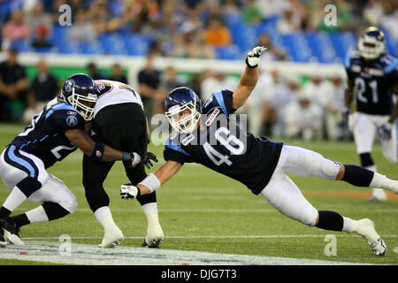 14. Juli 2010 - Toronto, Ontario, Kanada - 14. Juli 2010: Toronto Argonauten Linebacker Jason Pottinger (46) versucht gegen Calgary Stampeders Empfänger Nik Lewis (82) in das Rogers Centre in Toronto, Ontario. Obligatorische Credit: Anson Hung / Southcreek Global. (Kredit-Bild: © Southcreek Global/ZUMApress.com) Stockfoto