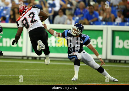 14. Juli 2010 - Toronto, Ontario, Kanada - 14. Juli 2010: Toronto Argonauten Linebacker Kevin Eiben (35) versucht gegen Calgary Stampeders Empfänger Nik Lewis (82) in das Rogers Centre in Toronto, Ontario. Obligatorische Credit: Anson Hung / Southcreek Global. (Kredit-Bild: © Southcreek Global/ZUMApress.com) Stockfoto