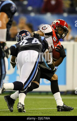 14. Juli 2010 - Toronto, Ontario, Kanada - 14. Juli 2010: Calgary Stampeders Empfänger Romby Bryant (83) von Toronto Argonauten defensive Back McCollough (24) auf das Rogers Centre in Toronto, Ontario in Angriff genommen wird. Toronto gewann 27-24. . Obligatorische Credit: Anson Hung / Southcreek Global. (Kredit-Bild: © Southcreek Global/ZUMApress.com) Stockfoto