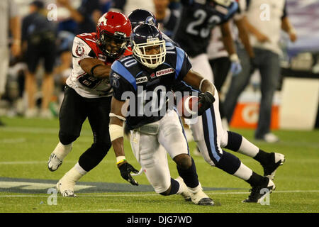 14. Juli 2010 - Toronto, Ontario, Kanada - 14. Juli 2010: Toronto Argonauten Sicherheit Willie Pile (10) und Calgary Stampeders Empfänger Arjei Franklin (87) in Spielaktion im Rogers Centre in Toronto, Ontario. Toronto gewann 27-24. . Obligatorische Credit: Anson Hung / Southcreek Global. (Kredit-Bild: © Southcreek Global/ZUMApress.com) Stockfoto