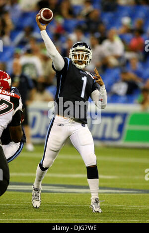 14. Juli 2010 - Toronto, Ontario, Kanada - 14. Juli 2010: Toronto Argonauten Quarterback Cleo Lemon (1) wirft den Ball gegen die Calgary Stampeders im Rogers Centre in Toronto, Ontario. Toronto gewann 27-24. . Obligatorische Credit: Anson Hung / Southcreek Global. (Kredit-Bild: © Southcreek Global/ZUMApress.com) Stockfoto