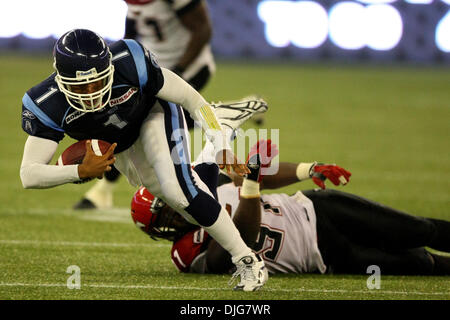 14. Juli 2010 - Toronto, Ontario, Kanada - 14. Juli 2010: Toronto Argonauten Quarterback Cleo Lemon (1) durch Calgary Stampeders defensive Lineman Tearrius George (91) im Rogers Centre in Toronto, Ontario in Angriff genommen wird. Toronto gewann 27-24. . Obligatorische Credit: Anson Hung / Southcreek Global. (Kredit-Bild: © Southcreek Global/ZUMApress.com) Stockfoto