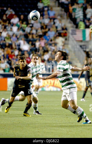 Philadelphia Union Verteidiger Cristian Arrieta (#26) bereitet sich auf Celtic FC vorwärts Paul McGowan (#55) und Morten Rasmussen (#19) nehmen während des Spiels im PPL Park in Chester, Pennsylvania. Die Union gewann 1: 0. (Kredit-Bild: © Kate McGovern/Southcreek Global/ZUMApress.com) Stockfoto