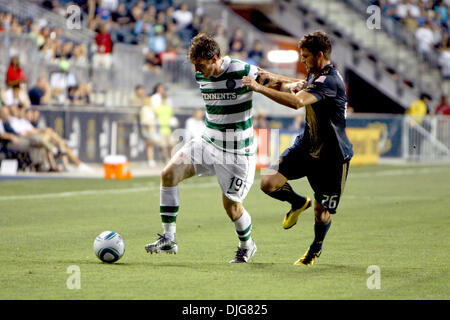 Philadelphia Union Verteidiger Cristian Arrieta (#26) kämpft Celtic FC vorwärts Morten Rasmussen (#19) für den Ball während des Spiels im PPL Park in Chester, Pennsylvania. Die Union gewann 1: 0. (Kredit-Bild: © Kate McGovern/Southcreek Global/ZUMApress.com) Stockfoto