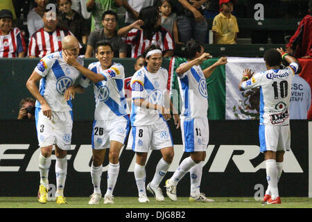 15. Juli 2010 - Carson, Kalifornien, Vereinigte Staaten von Amerika - 15. Juli 2010: Puebla FC feiern ihr zweites Tor des Spiels Pachuca zwischen Chivas USA Vs Puebla FC im Home Depot Center in Carson, Kalifornien. Puebla FC ging auf CD Chivas USA mit einem Endstand von 2: 1 besiegen. Obligatorische Credit: Brandon Parry / Southcreek Global (Kredit-Bild: © Southcreek Global/ZUMApress.com Stockfoto