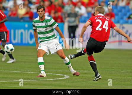 Celtic FC Verteidiger Jos Hooiveld (16) versucht, Manchester United Mittelfeldspieler Darren Fletcher (24) auf das Rogers Centre in Toronto, Ontario zu stoppen. (Kredit-Bild: © Anson Hung/Southcreek Global/ZUMApress.com) Stockfoto