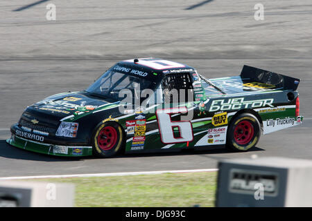 16. Juli 2010 - Madison, Illinois, Vereinigte Staaten von Amerika - 16. Juli 2010: Jeffrey Earnhardt (#6, Kraftstoff Arzt Chevorlet) während einer Runde Qualifikation für die NASCAR Camping World Truck Series auf dem Gateway International Raceway in Madison, Illinois.  Das Rennen musste aufgrund einer regionalen Stromausfall bis Samstag, den 17. Juli, verschoben werden. Obligatorische Credit - Scott Kane / Southcreek Global Stockfoto