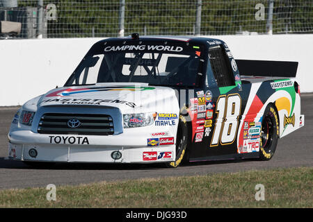 16. Juli 2010 - Madison, Illinois, Vereinigte Staaten von Amerika - 16. Juli 2010: Brian Ickler (#18, Toyota Tundra/VIASYSTEMS, Toyota) während einer Runde Qualifikation für die NASCAR Camping World Truck Series auf dem Gateway International Raceway in Madison, Illinois. Das Rennen musste aufgrund einer regionalen Stromausfall bis Samstag, den 17. Juli, verschoben werden.  Obligatorische Credit - Scott Kane / Southcreek Stockfoto