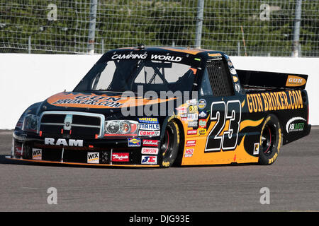 16. Juli 2010 - Madison, Illinois, Vereinigte Staaten von Amerika - 16 Juli 2010:Jason White (#23, GunBroker.com, Dodge) während einer Qualifikation Runde für die NASCAR Camping World Truck Series auf dem Gateway International Raceway in Madison, Illinois.  Das Rennen musste aufgrund einer regionalen Stromausfall bis Samstag, den 17. Juli, verschoben werden. Obligatorische Credit - Scott Kane / Southcreek Global. (Cre Stockfoto