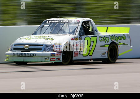 16. Juli 2010 - Madison, Illinois, Vereinigte Staaten von Amerika - 16. Juli 2010: Chris Jones (#87, Copy Wizard, Chevorlet) am Morgen Prüfung läuft auf der NASCAR Camping World Truck Series auf dem Gateway International Raceway in Madison, Illinois.  Das Rennen musste aufgrund einer regionalen Stromausfall bis Samstag, den 17. Juli, verschoben werden. Obligatorische Credit - Scott Kane / Southcreek Global. (Cr Stockfoto