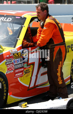 16. Juli 2010 - Madison, Illinois, Vereinigte Staaten von Amerika - 16. Juli 2010: Johnny Chapman (#72, TireMonkey.com, Chevorlet) prepars um seinen Truck vor dem letzten Training in der NASCAR Camping World Truck Series auf dem Gateway International Raceway in Madison, Illinois zu einzugeben. Das Rennen musste aufgrund einer regionalen Stromausfall bis Samstag, den 17. Juli, verschoben werden.  Obligatorische Cred Stockfoto