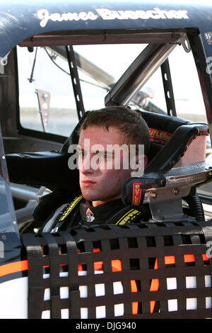 16. Juli 2010 - Madison, Illinois, Vereinigte Staaten von Amerika - 16. Juli 2010: James Büscher (#31, Wolfsrudel mieten, Chevorlet) bei der NASCAR Camping World Truck Series auf dem Gateway International Raceway in Madison, Illinois.  Das Rennen musste aufgrund einer regionalen Stromausfall bis Samstag, den 17. Juli, verschoben werden. Obligatorische Credit - Scott Kane / Southcreek Global. (Kredit-Bild: © South Stockfoto