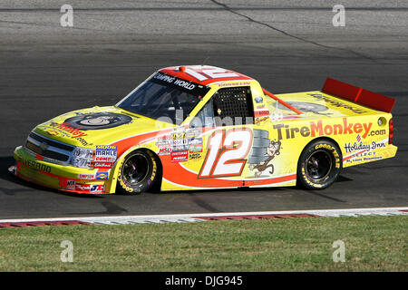 16. Juli 2010 - Madison, Illinois, Vereinigte Staaten von Amerika - 16. Juli 2010: Mario Gosselin (#12, TireMonkey.com, Chevorlet) während einer Runde Qualifikation für die NASCAR Camping World Truck Series auf dem Gateway International Raceway in Madison, Illinois.  Das Rennen musste aufgrund einer regionalen Stromausfall bis Samstag, den 17. Juli, verschoben werden. Obligatorische Credit - Scott Kane / Southcreek Glob Stockfoto