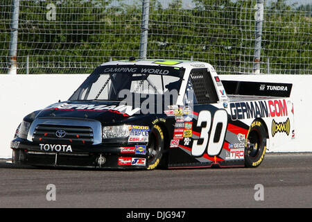 16. Juli 2010 - Madison, Illinois, Vereinigte Staaten von Amerika - 16. Juli 2010: Todd Bodine (#30, Germain.com, Toyota) während einer Runde Qualifikation für die NASCAR Camping World Truck Series auf dem Gateway International Raceway in Madison, Illinois.  Das Rennen musste aufgrund einer regionalen Stromausfall bis Samstag, den 17. Juli, verschoben werden. Obligatorische Credit - Scott Kane / Southcreek Global. (Cred Stockfoto