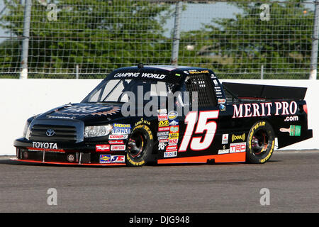 16. Juli 2010 - Madison, Illinois, Vereinigte Staaten von Amerika - 16. Juli 2010: Steve Wallace (#15, Verdienst Pro, Toyota) während einer Runde Qualifikation für die NASCAR Camping World Truck Series auf dem Gateway International Raceway in Madison, Illinois.  Das Rennen musste aufgrund einer regionalen Stromausfall bis Samstag, den 17. Juli, verschoben werden.  Obligatorische Credit - Scott Kane / Southcreek Global. (Cre Stockfoto