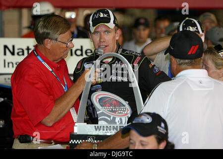 17. Juli 2010 - Madison, Illinois, Vereinigte Staaten von Amerika - 17. Juli 2010: Carl Edwards (#60, Aflac, Ford) nimmt den Pokal für den Gewinn der NASCAR Nationwide Series Missouri-Illinois Dodge Händler 250 auf dem Gateway International Raceway in Madison, Illinois.  Obligatorische Credit - Scott Kane / Southcreek Global. (Kredit-Bild: © Southcreek Global/ZUMApress.com) Stockfoto