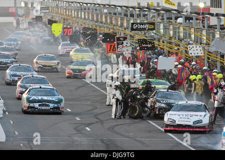 17. Juli 2010 - Madison, Illinois, Vereinigte Staaten von Amerika - 17. Juli 2010: Fahrer lassen die Gruben unter den ersten vorsichtig von der NASCAR Nationwide Series Missouri-Illinois Dodge Händler 250 auf dem Gateway International Raceway in Madison, Illinois.  Obligatorische Credit - Scott Kane / Southcreek Global. (Kredit-Bild: © Southcreek Global/ZUMApress.com) Stockfoto