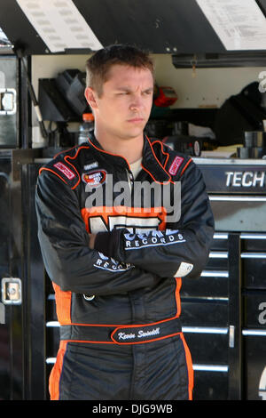 17. Juli 2010 - Madison, Illinois, Vereinigte Staaten von Amerika - 17. Juli 2010: Kevin Swindell (#37, Curb Records, Ford) betrachtet das Rennen. NASCAR Nationwide Series Missouri-Illinois Dodge Händler 250 auf dem Gateway International Raceway in Madison, Illinois.  Obligatorische Credit - Scott Kane / Southcreek Global. (Kredit-Bild: © Southcreek Global/ZUMApress.com) Stockfoto