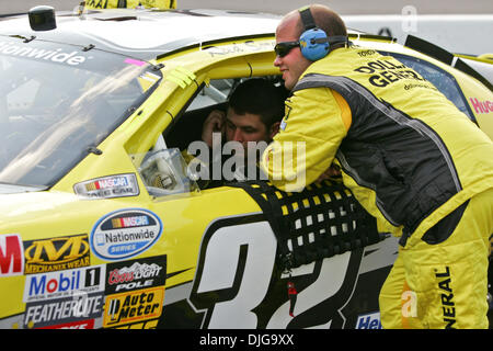 17. Juli 2010 - Madison, Illinois, Vereinigte Staaten von Amerika - 17 Juli 2010:Reed Sorenson (#32, Dollar General Stores, Toyota) NASCAR Nationwide Series Missouri-Illinois Dodge Händler 250 auf dem Gateway International Raceway in Madison, Illinois.  Obligatorische Credit - Jimmy Simmons / Southcreek Global. (Kredit-Bild: © Southcreek Global/ZUMApress.com) Stockfoto