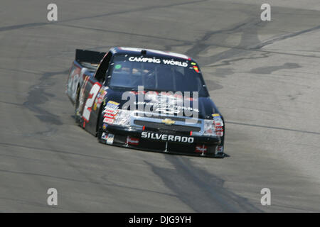 17. Juli 2010 - Madison, Illinois, Vereinigte Staaten von Amerika - 17 Juli 2010:Kevin Harvick (#2, Stubbs legendäre Bar-B-Q/Kroger, Chevorlet) NASCAR Camping World Truck Series auf dem Gateway International Raceway in Madison, Illinois.  Obligatorische Credit - Jimmy Simmons / Southcreek Global. (Kredit-Bild: © Southcreek Global/ZUMApress.com) Stockfoto